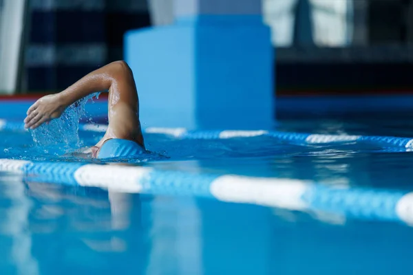 Foto de hombre deportivo con gorra de natación nadando en la piscina — Foto de Stock