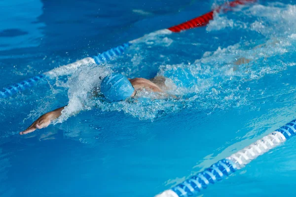 Изображение спортсмена, плавающего в стиле ползания в бассейне — стоковое фото
