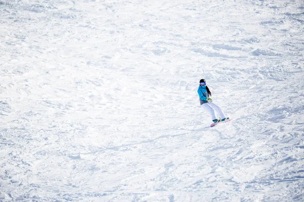 Image de femme sportive snowboard sur pente enneigée — Photo