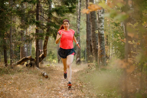 Фото спортивной женщины, бегающей по парку — стоковое фото