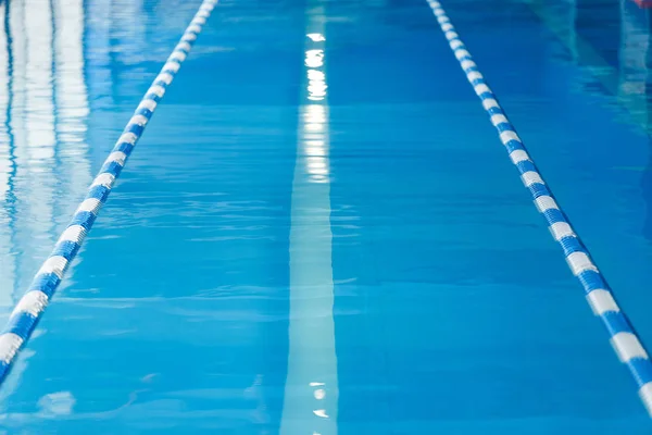 Foto oben auf dem Schwimmbad mit blau-weißen Trennwänden — Stockfoto