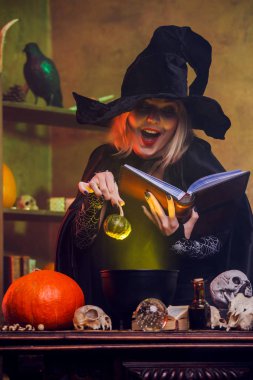 Görüntü sarı cadı okuma büyü ile kabak elinde
