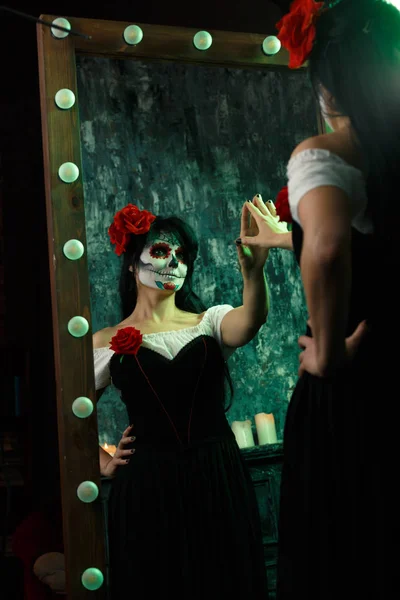 Хэллоуин фото женщины с зомби макияж — стоковое фото