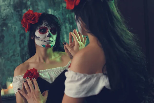 Imagen de Halloween de chica con maquillaje de zombie — Foto de Stock