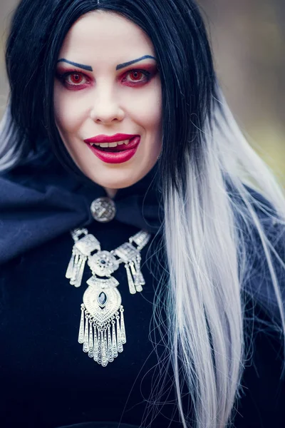 Retrato de mujer vampiro con el pelo largo, ojos rojos —  Fotos de Stock