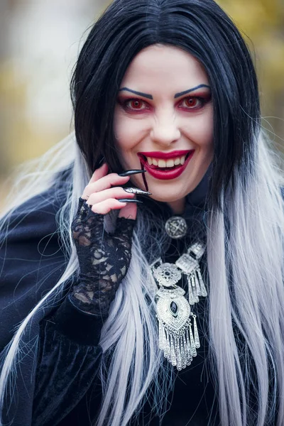 Imagem da menina vampira sorridente com fluxo de sangue perto de sua boca — Fotografia de Stock