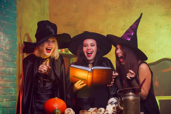 Imagen de tres brujas con libro de predicciones en las manos — Foto de Stock