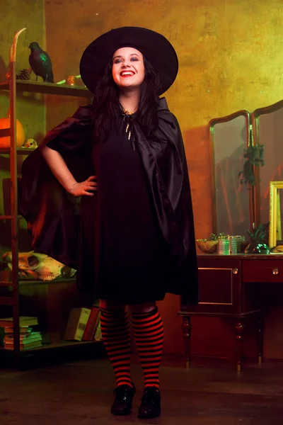 Full-length foto van lachende heks in hoed — Stockfoto