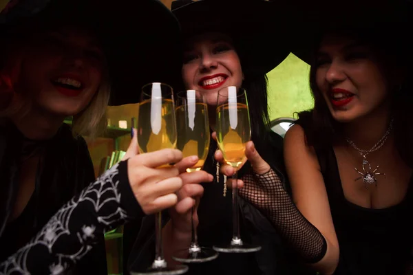 Imagem de três bruxas felizes com copo de champanhe — Fotografia de Stock