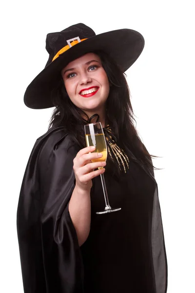 Photo de brune pleine d'esprit en chapeau noir avec verre de champagne — Photo