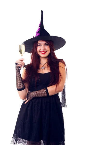Portrait de sorcière heureuse avec verre à vin avec vin en robe noire et chapeau — Photo