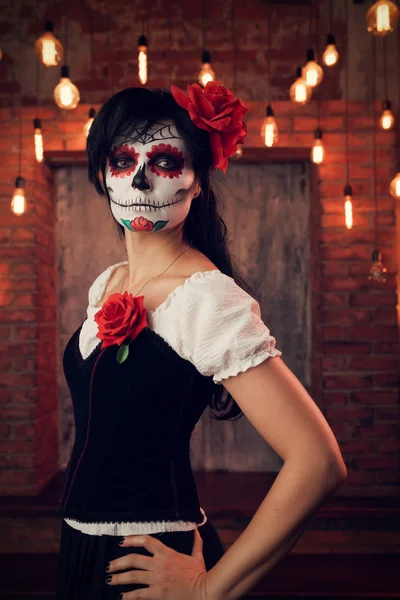 Retrato de mujer halloween con maquillaje blanco en la cara, cosido en la boca — Foto de Stock