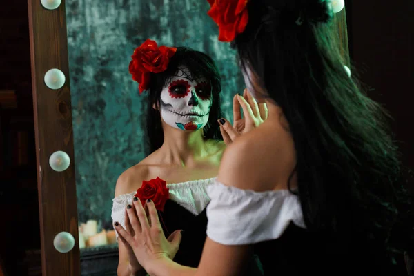 白い顔と彼女の頭の上の赤い花の魔女の女の子のイメージ — ストック写真