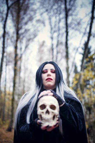 Imagem de bruxa com crânio nas mãos — Fotografia de Stock