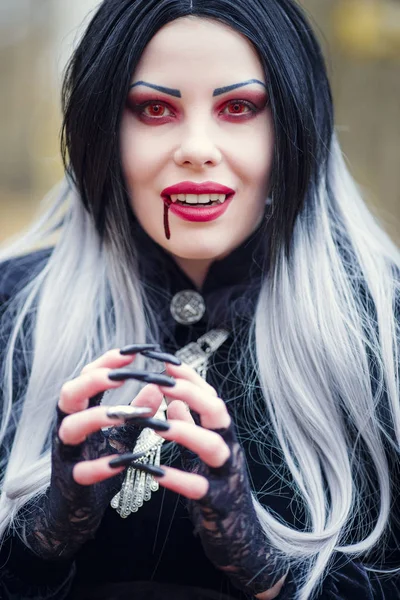 Foto de menina vampira com gotejamento de sangue na boca — Fotografia de Stock