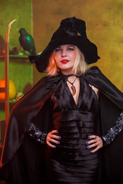 Foto van lachende heks in zwarte hoed, jurk — Stockfoto