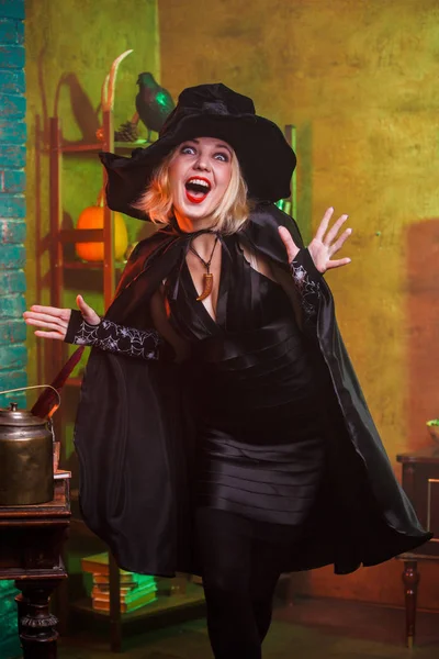 黒の帽子で幸せな魔女の写真カボチャとカラスのラックの背景のドレス — ストック写真