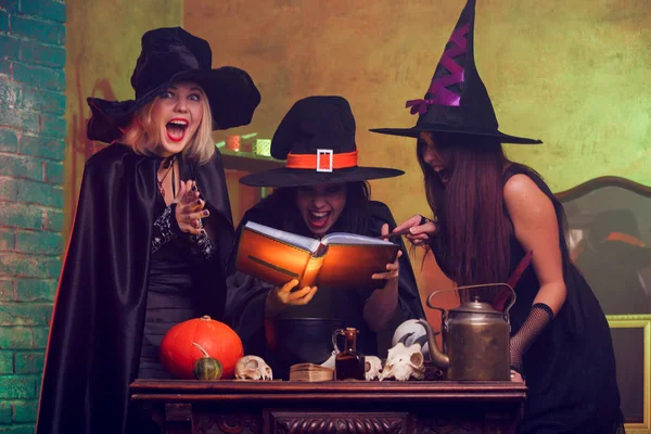 Imagen de tres brujas jóvenes con libro de predicciones en las manos — Foto de Stock