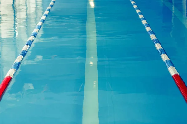 Foto de la parte superior de la piscina con divisores azules y blancos, rojos — Foto de Stock