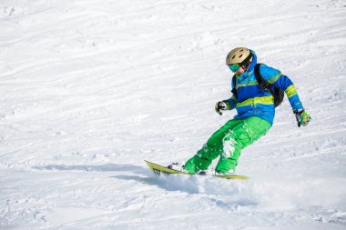 Mutlu spor adamın karlı yamaç snowboard fotoğraf