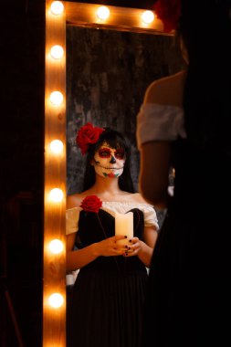 Cadı karının yüzünde resimlerbodypainting ile görüntü