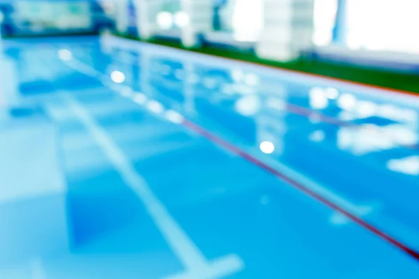 Defokussiertes Foto auf Schwimmbad mit roten Trennwänden — Stockfoto