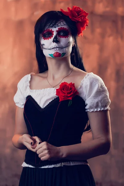 Хэллоуинская фотография женщины с белым макияжем на лице, пришитой ко рту — стоковое фото