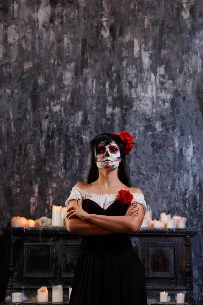 Хэллоуинская фотография женщины с макияжем и розами — стоковое фото