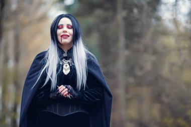 Ağız, kan ile kapalı gözlerle gotik vampir kız portresi
