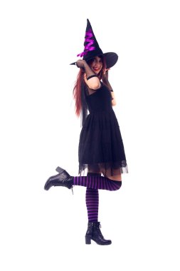 Siyah elbise ve şapka cadı görüntüsünü