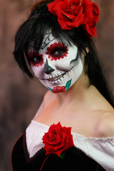 Фото женщины на Хэллоуин с белым макияжем на лице — стоковое фото