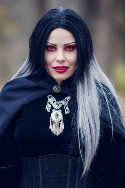 Ritratto di ragazza vampiro dai capelli lunghi, occhi rossi — Foto Stock