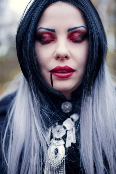 Retrato de mujer vampiro con flujo de sangre cerca de la boca — Foto de Stock