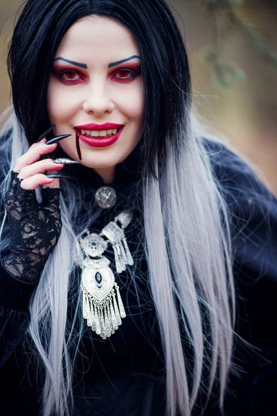 웃는 입 근처 혈액의 흐름을 가진 뱀파이어 여자의 이미지 — 스톡 사진
