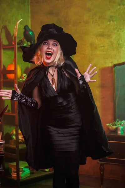 黒の帽子で幸せな魔女の絵カボチャとカラスのラックの背景のドレス — ストック写真