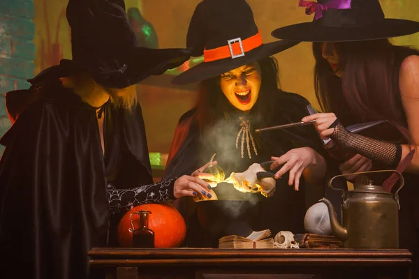 大釜の中に毒を調理帽子三人の魔女の肖像画 — ストック写真
