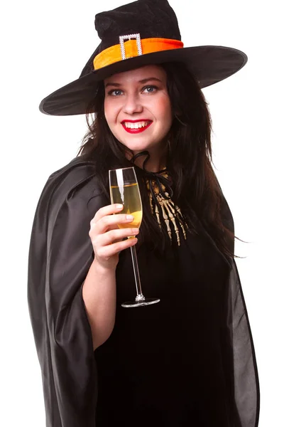 Image de brune pleine d'esprit en chapeau noir avec verre de champagne — Photo