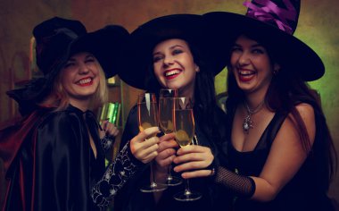 Şampanya ile üç genç cadı portresi