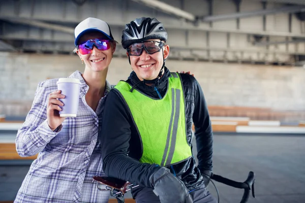 Image d'une femme sportive et d'un homme à vélo sur fond flou — Photo