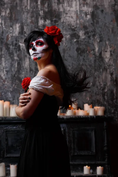 Foto de niña con maquillaje blanco y rosas en la cara, brazos cruzados — Foto de Stock