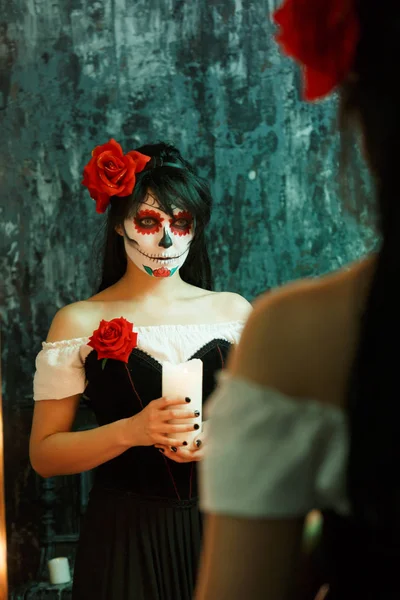 Imagen de mujer bruja con cara blanca y flor roja en la cabeza — Foto de Stock