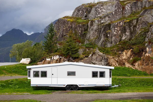 Foto av husbil på bakgrund av bergen av klippor, himmel — Stockfoto
