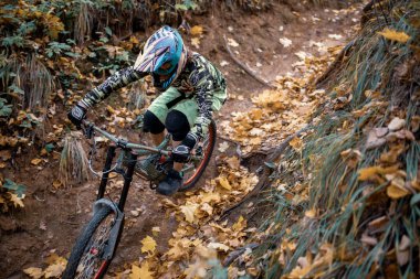 Yolda bisiklet sürme kask içinde adam atlet görüntüsünü spor