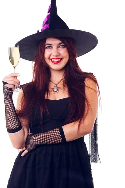 Εικόνα του happy μάγισσα με ποτήρι κρασιού με κρασί σε μαύρο φόρεμα και καπέλο — Φωτογραφία Αρχείου
