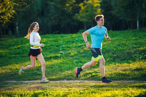 Образ молодих спортсменів, що біжать у парку — стокове фото