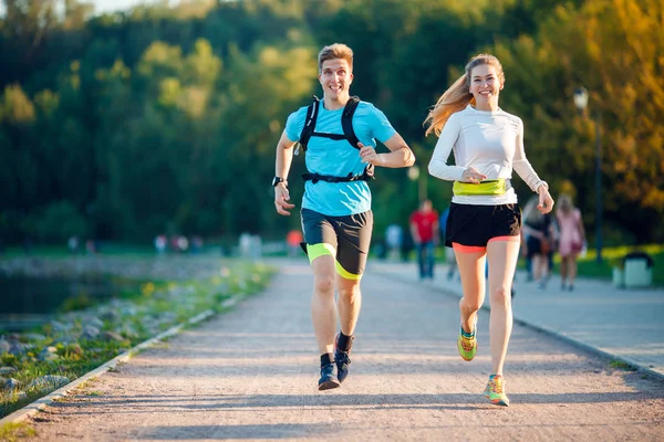 Изображение спортивных мужчин и женщин, бегающих в парке — стоковое фото