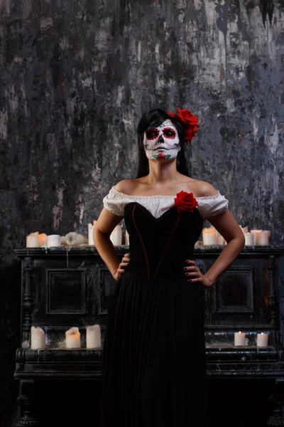 Beyaz yüz ve başında kırmızı çiçek ile zombi kadın portresi — Stok fotoğraf