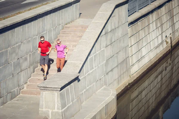 Photo of sports men and women running down stairs — Stock Photo, Image