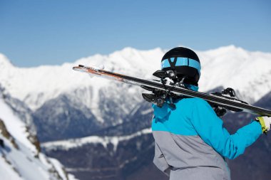 Sportif kadın omzunda kayaklar ile arka üzerinden fotoğraf