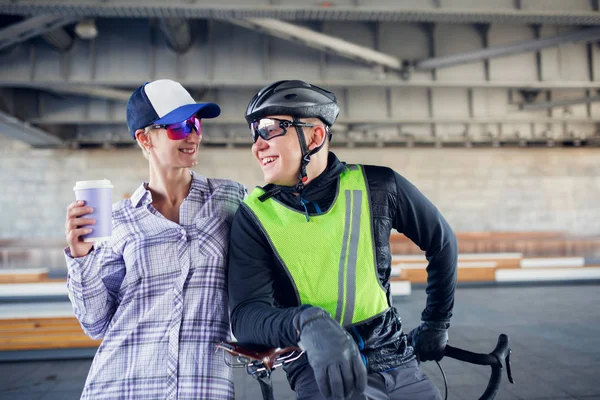 Foto de la mujer y el hombre deportivo feliz con la bicicleta sobre fondo borroso —  Fotos de Stock